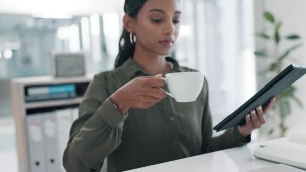 商界女性 咖啡和平板电脑在办公室与互联网 研究或阅读电子邮件 用通信 社交媒体或网络技术喝茶的专业企业家 — 图库视频影像