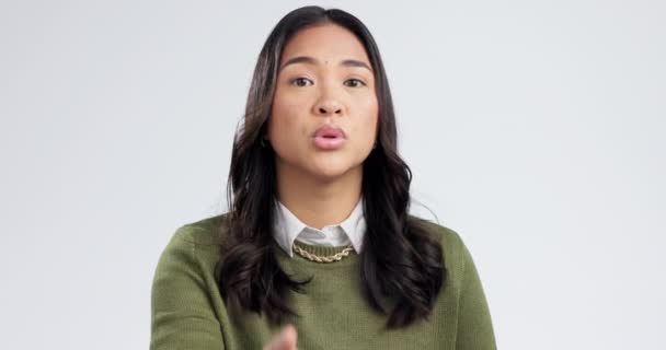 Secreto Mujer Dedo Los Labios Retrato Emoji Gesto Silencioso Lenguaje — Vídeo de stock