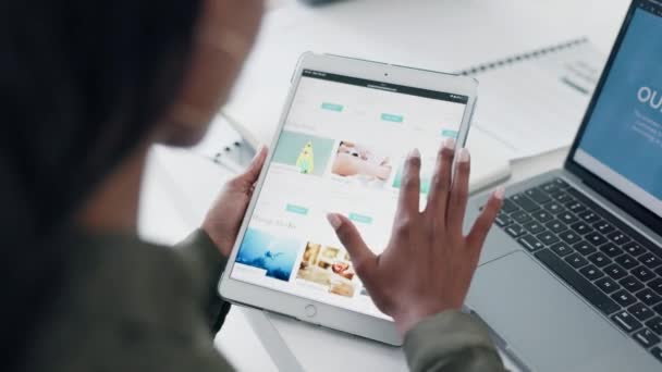 Bisnis Gulungan Dan Tangan Pada Layar Tablet Kantor Saat Meramban — Stok Video