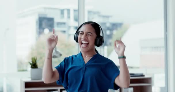 Kadını Dans Müzik Kulaklıkları Ofiste Başarı Kutlaması Yaparken Heyecanlı Girişimci — Stok video