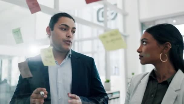 Üvegfal Csapatmunka Üzletemberek Tervezése Ütemezése Stratégiája Irodában Ragacsos Megjegyzés Ötletelés — Stock videók