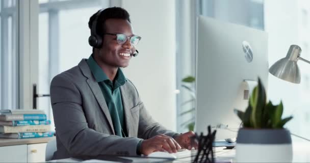 カスタマーサービス 黒人の男性がコンピュータに入力し ヘルプデスクでコンサルティングやアドバイスをします ヘッドセット付きの電話 ハッピーコールセンターコンサルタント オンライン検索 オフィスで話す — ストック動画
