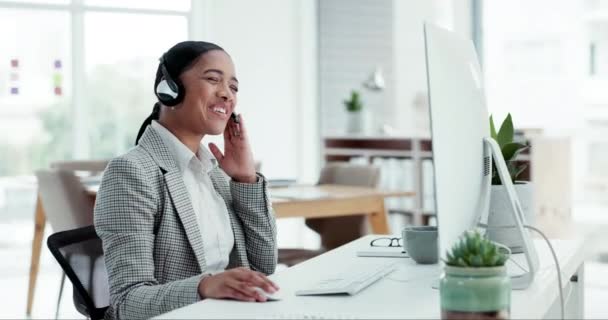 客户服务 在电脑上微笑和女人 在服务台为电话营销提供咨询和建议 交谈和带耳机 信息和办公室谈话的快乐呼叫中心顾问 — 图库视频影像