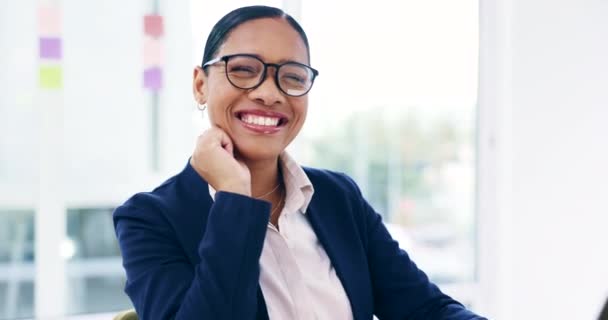 비즈니스 얼굴과 사무실에서 온라인 계획에 컴퓨터에 아프리카 근로자는 안경에 미소와 — 비디오