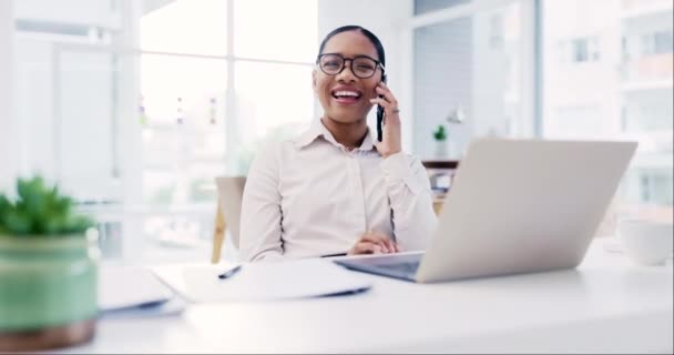 Llamada Telefónica Portátil Una Mujer Negocios Feliz Trabajo Una Oficina — Vídeos de Stock