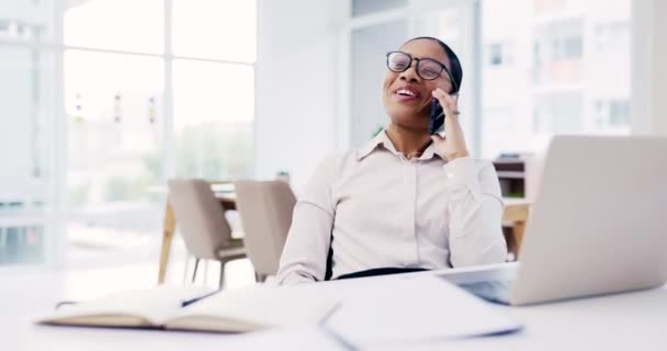 Llamada Telefónica Portátil Comunicación Con Una Mujer Negocios Trabajo Una — Vídeos de Stock