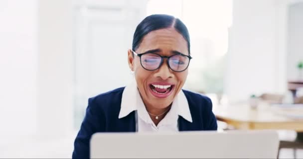 Laptop Grito Mulher Negócios Celebram Notícias Promoção Sorteio Empresa Vencedora — Vídeo de Stock