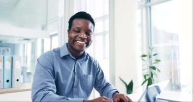 Gülümse, yüz ve siyah adam dizüstü bilgisayarda, özgüven ve internet araştırması. Afrika 'da online gazetecilikte bilgisayar, metin yazarlığı veya blog yazarlığı yapan mutlu bir işadamı