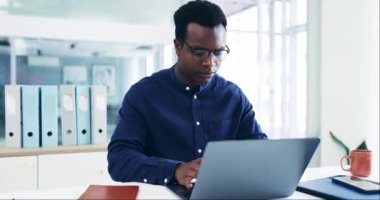 Laptop, iş dünyası ve siyahi adam şirketlerin yasal projeleri için ofiste araştırma yapıyorlar. Teknoloji, kariyer ve ciddi bir Afrikalı erkek avukat. İş yerinde bilgisayarlı bir dava üzerinde çalışıyorlar.