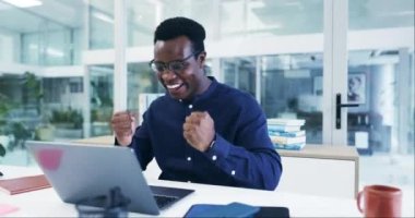 Mutluluk, dizüstü bilgisayar ve siyah adam iş başarısını, başarıyı veya kurumsal terfi haberlerini kutluyor. Kazanan kutlama, alkış ve Afrikalı muhasebeci gelir rakamları, ikramiye veya maaş için heyecanlı.