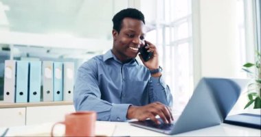 Telefon görüşmesi, iş ve bilgisayarlı siyah bir adam. Bağlantı, program ya da geliştirme ile gülümse ve konuş. Akıllı telefon, sohbet veya iletişim kuran Afrikalı kişi, çalışan veya danışman.