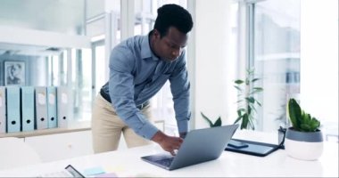 Laptop, daktilo ve siyahi bir adam şirkete ait yasal bir proje için ofiste araştırma yapıyor. Teknoloji, ciddi ve Afrikalı erkek avukat iş yerinde bilgisayarlı bir iş hukuku davası üzerinde çalışıyor.