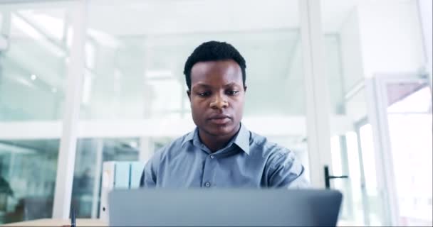 Portátil Oficina Hombre Lectura Negro Administrador Negocios Agente Que Escribe — Vídeo de stock