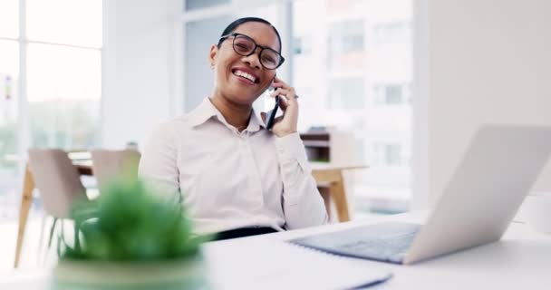 Llamada Telefónica Portátil Hablar Con Una Mujer Negocios Trabajo Oficina — Vídeo de stock