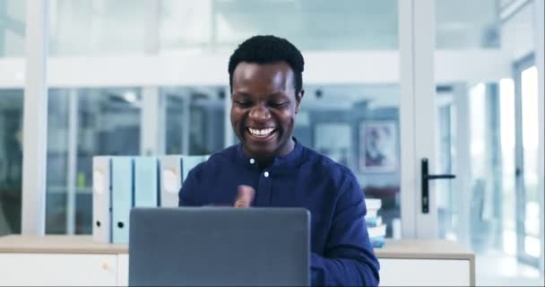庆祝活动 笔记本电脑和黑人男子对商业成就 管理成功或晋升公告感到兴奋 获奖者 掌声和非洲会计师为利润数据 收入或薪水欢呼 — 图库视频影像