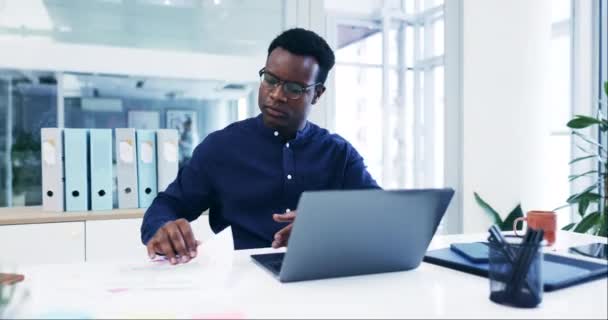 Zwarte Man Het Bedrijfsleven Planning Documenten Computer Van Branding Marketing — Stockvideo