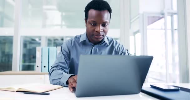 企業法的プロジェクトのためにオフィスで研究をしているラップトップ インターネット 黒人男性 テクノロジー 真面目でアフリカの男性弁護士が職場のコンピュータでビジネス訴訟に取り組んでいる — ストック動画