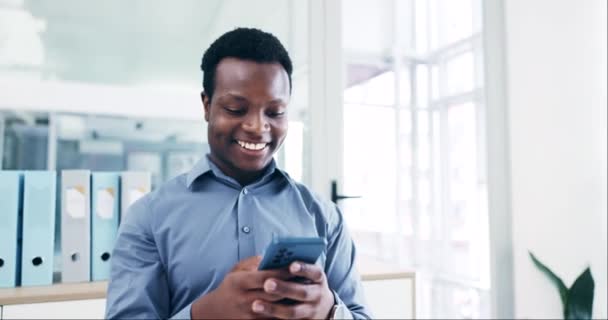 与办公室里的黑人和电话进行搜索 微笑和业务往来 以促进沟通 社交媒体和网络联系 为经理 移动应用程序和在线工作人员提供新闻 联系和咨询 — 图库视频影像
