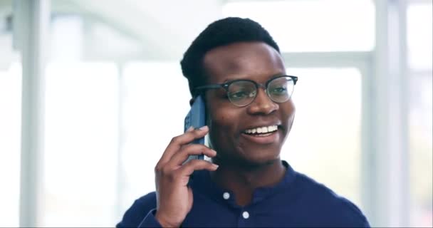 微笑和黑人男人在业务 沟通和交谈在创业办公室 智能手机 快乐而专业的散步在讨论中 与联系人和设计师建立网络 — 图库视频影像
