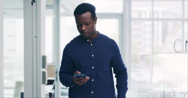 ビジネス コミュニケーション スタートアップオフィスでの電話 深刻で黒人の男性 スマートフォン クリエイティブでプロフェッショナルなディスカッション コンタクトやデザイナーのネットワーキング — ストック動画