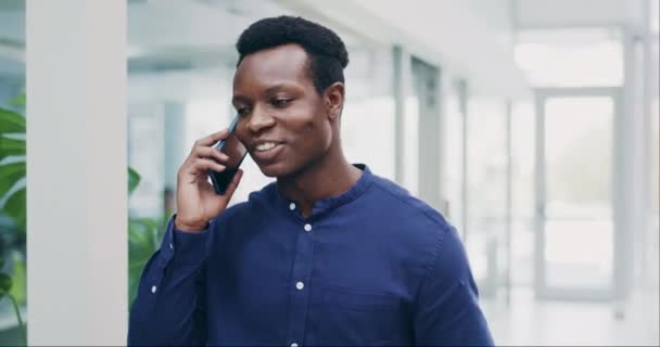 商务和黑人男人与交流 微笑和交谈与连接 网络或讨论 拥有智能手机 对话或专业人员的非洲人 雇员或咨询人 — 图库视频影像