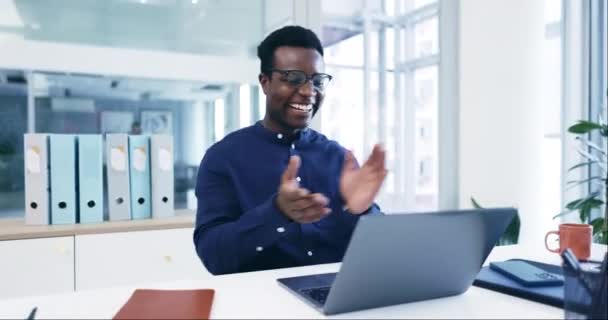 笔记本电脑 拳头泵或黑人庆祝业务成就 赢得公司竞争或网上通知 投资交易的获胜者 计算机或非洲交易员为股票市场的成功欢呼 — 图库视频影像