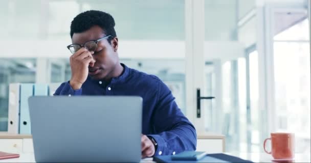 Üzletember Fejfájás Frusztrált Laptop Tőzsdei Összeomlás Csőd Online Hiba Vagy — Stock videók