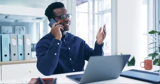 Ofiste Telefon Görüşmesi Siyahi Adam Konuşması Iletişim Tartışma Akıllı Telefon — Stok video
