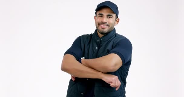 快乐的男人 交货和手臂交叉的专业客户服务与灰色工作室背景 供应链行业或运输业自信男性或快递员的形象微笑 — 图库视频影像