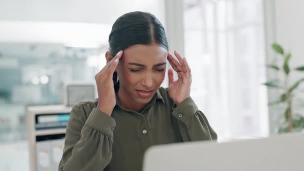Zakelijk Hoofdpijn Vrouw Het Kantoor Met Stress Probleem Hersenmist Tijdens — Stockvideo