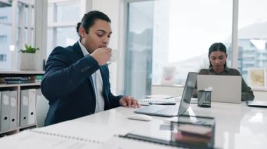 Laptop, şirket ve bir iş adamı şirket stratejisi planlarken ya da e-posta okurken toplantı odasında çay içiyorlar. Ofiste profesyonel bir çalışanla bilgisayar, kahve ve araştırma..