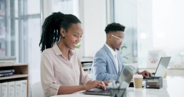 Siyahi kadın, ofisteki bilgisayarda mutlu ve çalışıyor ya da online rapor, e-posta ve internet araştırmaları planlıyor. Afrikalı, danışman ve Nijerya şirketinin güncellemesi için dizüstü bilgisayarda yazım bilgisi.
