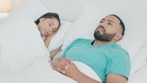 Ζευγάρι Αϋπνία Και Άντρας Άγχος Στο Κρεβάτι Που Ανησυχεί Για — Αρχείο Βίντεο