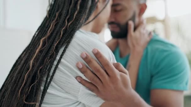 Kucaklaşın Çift Olun Yakın Çekim Yapın Aşktan Evlilikten Oturma Odasında — Stok video