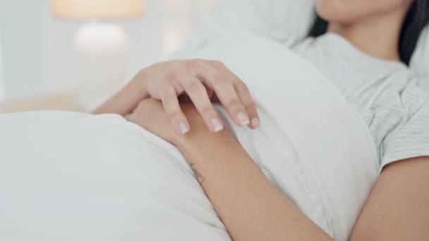 Endişe Stres Kadının Elleri Yatakta Sorun Kriz Hata Yapma Endişesiyle — Stok video