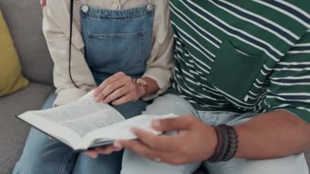 ハンド カップルは 霊的な福音への希望のソファーで家庭のリビングルームで読書します ラウンジで勉強し 神を礼拝し 一緒にイエス キリストを賛美する聖書 — ストック動画