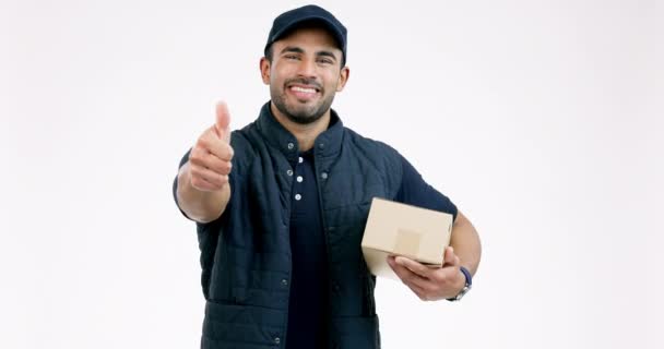快乐的男人 盒子和大拇指在交付成功 谢谢你或在灰色工作室背景下的认可 男士们或快递员面带微笑的画像 带有情调 是的标志或适合供应链 — 图库视频影像