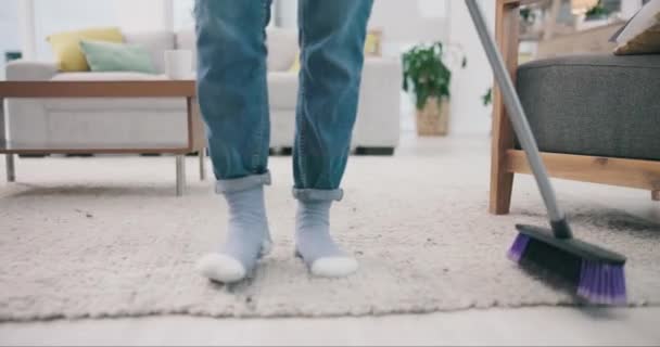 Fötter Dans Och Kvast Med Person Som Städar Matta Vardagsrummet — Stockvideo