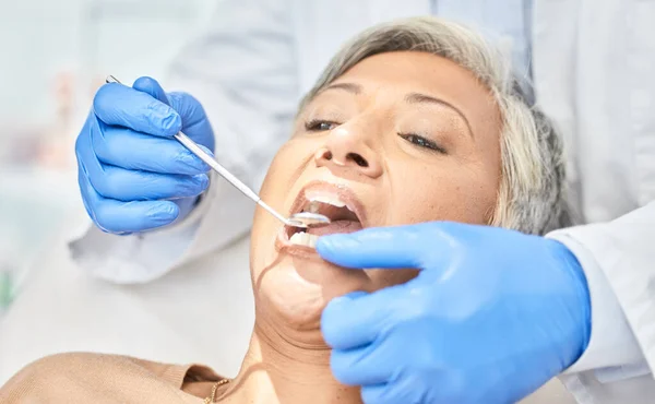 Mulher Espelho Mãos Dentista Limpeza Cheque Bem Estar Dental Clínica — Fotografia de Stock