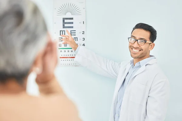 Visione Test Gli Occhi Grafico Lettura Optometrista Paziente Assistenza Sanitaria — Foto Stock