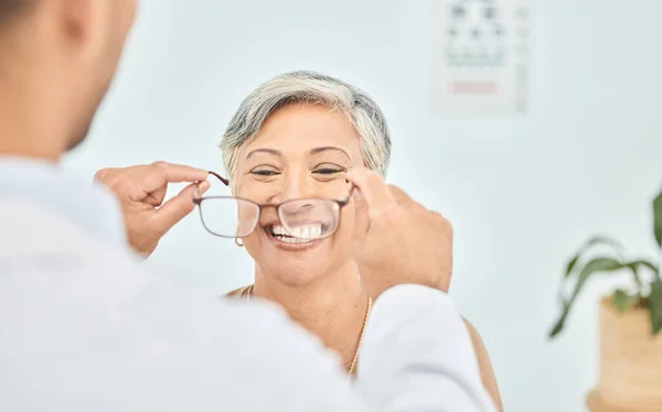 眼科医生的微笑 眼镜和手对住在医院的妇女的视力 健康或健康 视光师和成熟患者对临床上的眼镜 镜片或处方药眼镜感到满意 — 图库照片
