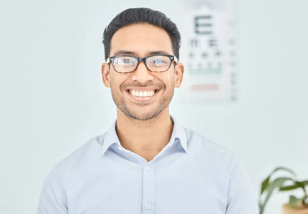 Man Gezicht Bril Voor Visie Oogonderzoek Optometrie Kliniek Wellness Gezondheid — Stockfoto