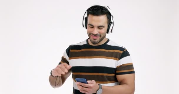 Człowieku Słuchawki Taniec Smartfonem Studio Aby Uczcić Wolność Imprezę Lub — Wideo stockowe