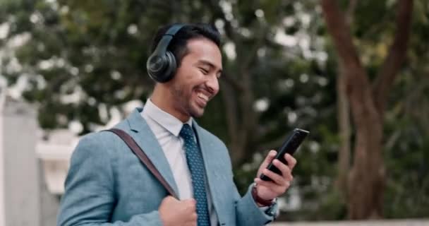 Hovedtelefoner Telefon Forretningsmand Der Går Rundt Byen Lytter Til Musik – Stock-video