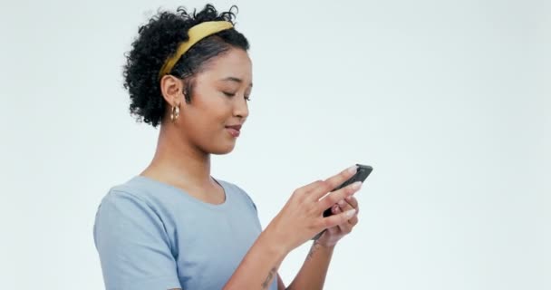 Mână Val Femeie Confruntă Telefonul Studio Fericit Text Mesaj Sau — Videoclip de stoc
