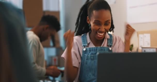 Éxito Empresarial Celebración Mujer Negra Con Orden Entrega Paquete Para — Vídeos de Stock