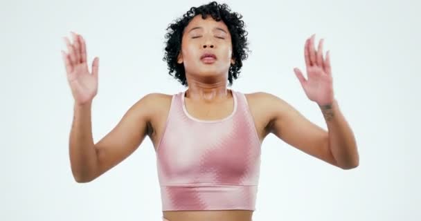 Vrouw Ademhaling Meditatie Yoga Fitness Met Zen Bidden Witte Achtergrond — Stockvideo