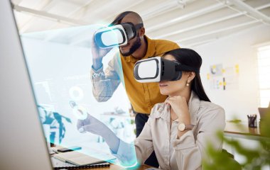 İş adamları, hologram ve sanal gerçeklik, gelecekteki teknoloji ve analizler işbirliği ve örtüşme ile. Ekranda basın, metaverse ve kurumsal takım, VR gözlükleri ve istatistiklerle analiz.