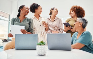 Yaratıcı kadınlar, toplantı ve takım çalışması, dizüstü bilgisayar ve kahkaha, başlangıçta beyin fırtınası ve çeşitlilik. Tartışma ve iş stratejisi ile iletişim, komedi ve işbirliği, araştırma ve fikirler.
