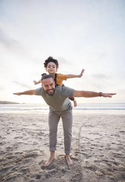 ビーチ 飛行機 自然の中で子供と父親の肖像画 ゲームや休暇の絆 旅行のための海で親を持つ飛行 ピギーバックと日没旅行で楽しい — ストック写真